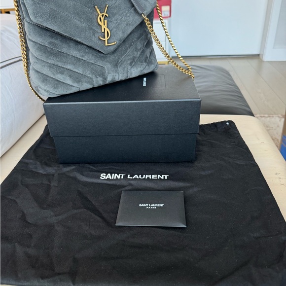 SAINT LAURENT ENVELOPE BAG WITH ICONIC CHEVRON QUILT OVERSTITCHING. - Picture 7 of 9